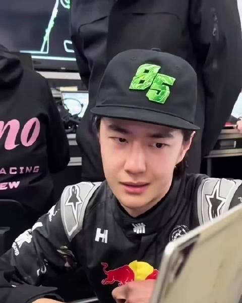 王一博小嘴一撅就是委屈巴巴的开始卖萌王一博小嘴一撅​​​