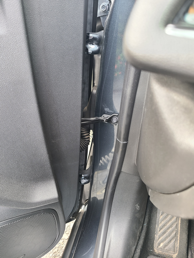 19款君威前门出现配件开裂我今天上车发现配件有裂缝不知道正不正常？请问网友你们