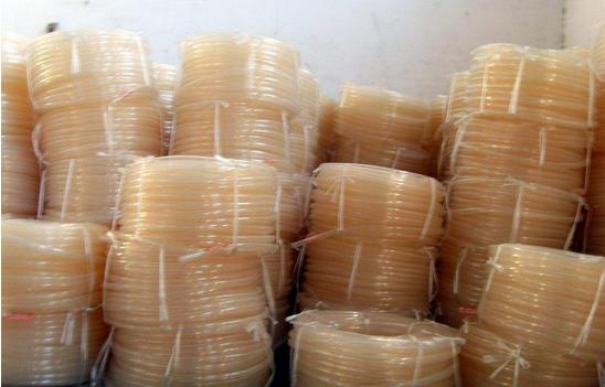 近日，中国科学家取得了一项重大突破，成功破解了废塑料回收的全球难题。这一创新不仅