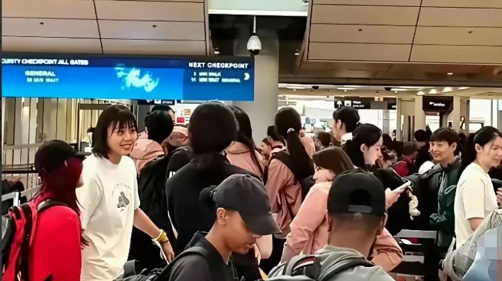 在李盈莹未参赛的情况下，中国女排提前两轮顺利打进波兰总决赛，窝在国内的李盈莹没有