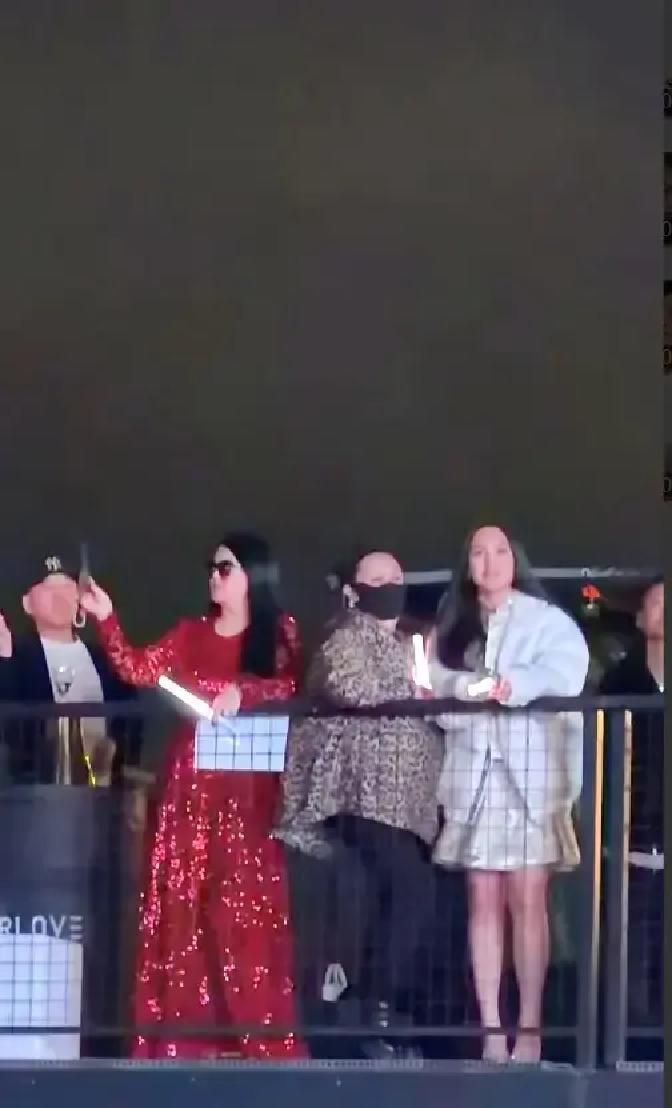 16岁王诗龄拎4万包看演唱会李湘带她坐VIP第一排，票3880港币，手机灯