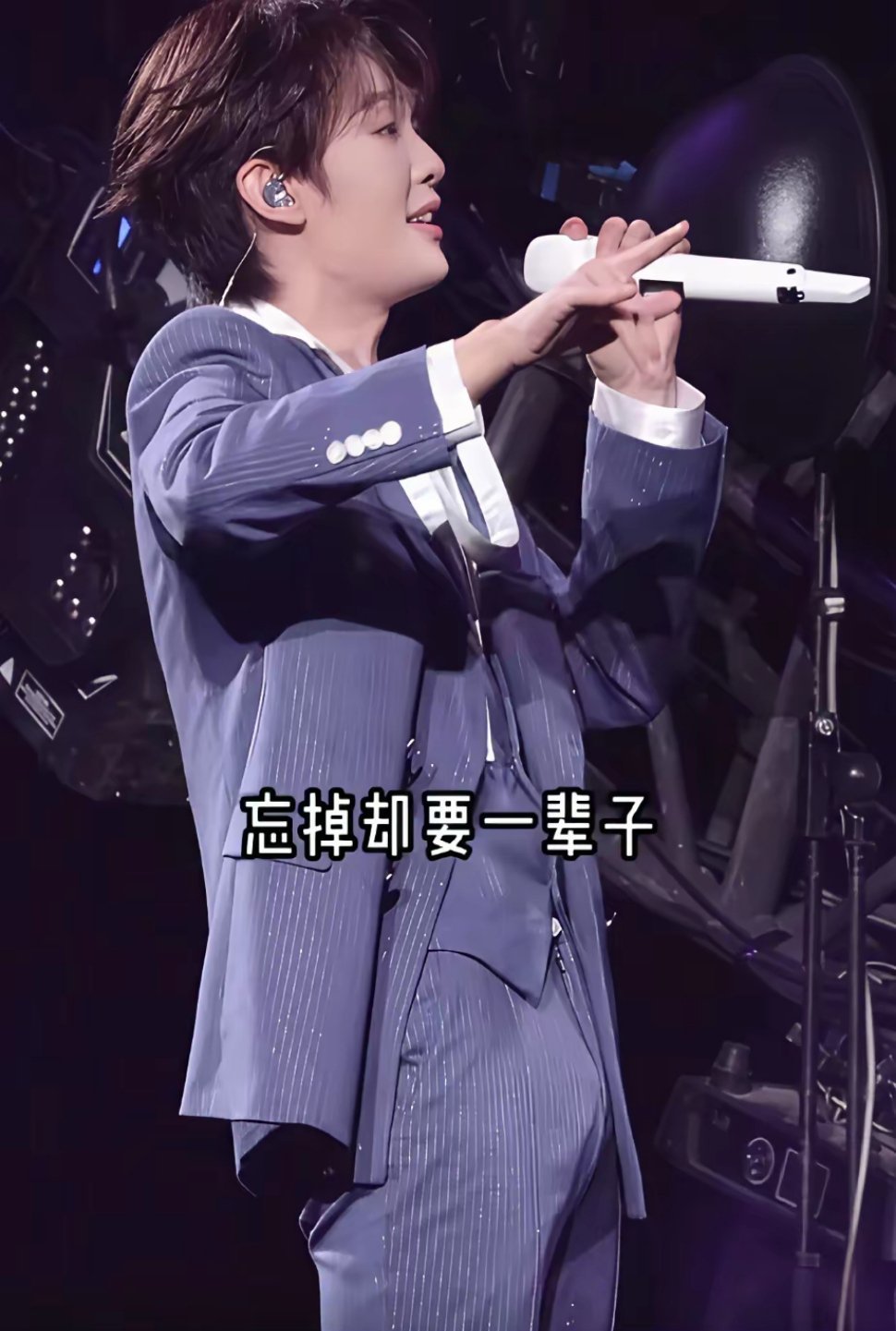 王赫野唱歌挺好看的，多年的散光一下子就聚焦了