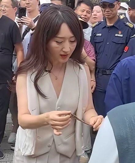 女明星的脸上为什么有两个坑？