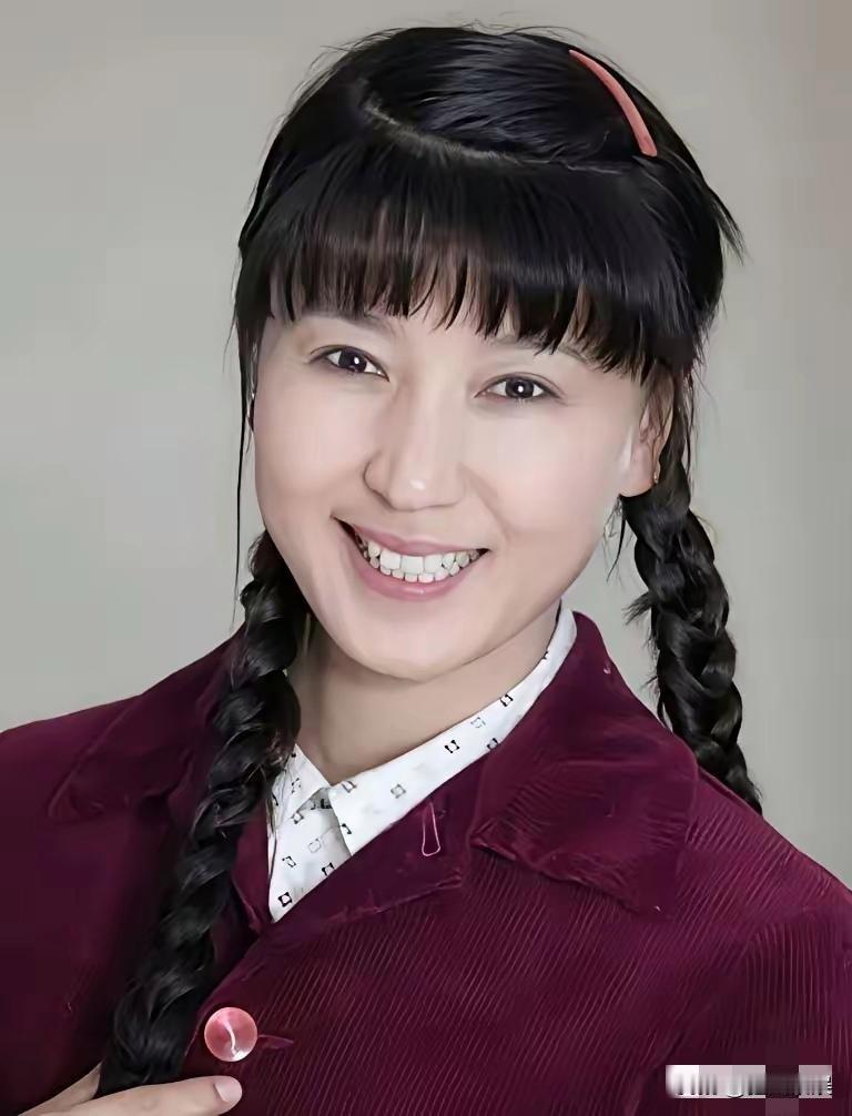 终于有人替闫学晶说话了！刚刚，著名演员谢广坤在直播时表示：闫学晶没犯什么