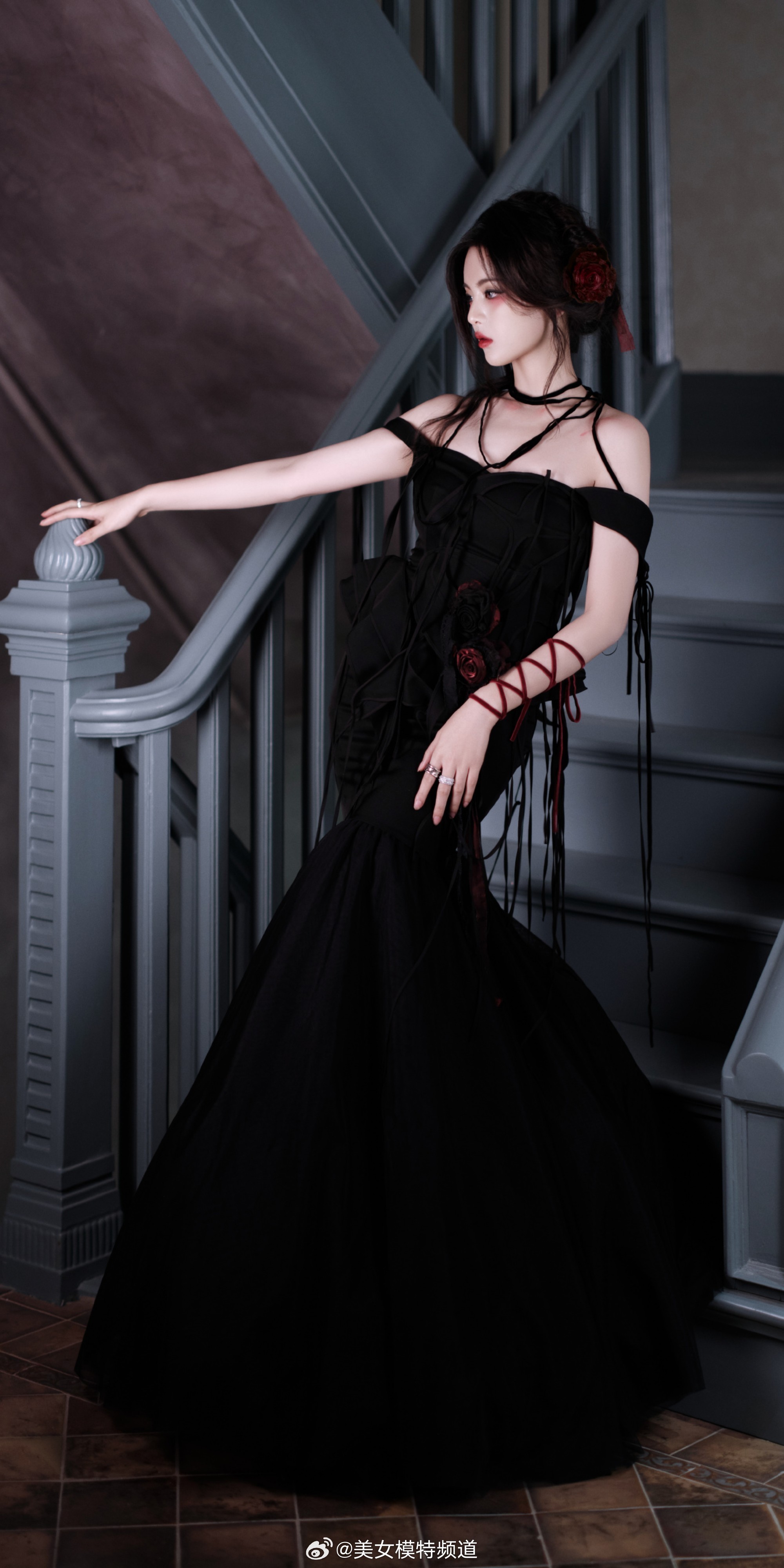 杨超越暗黑风写真