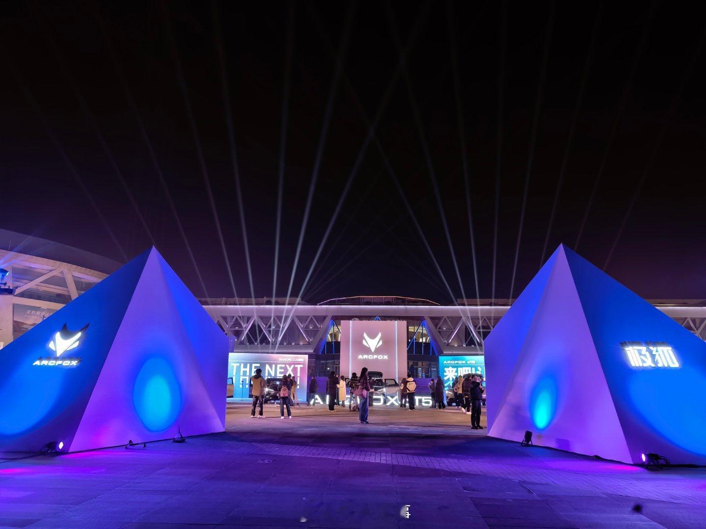 极狐阿尔法T5今晚上市号称“智能实力派”的极狐全新阿尔法T5终于要亮相了！增程启