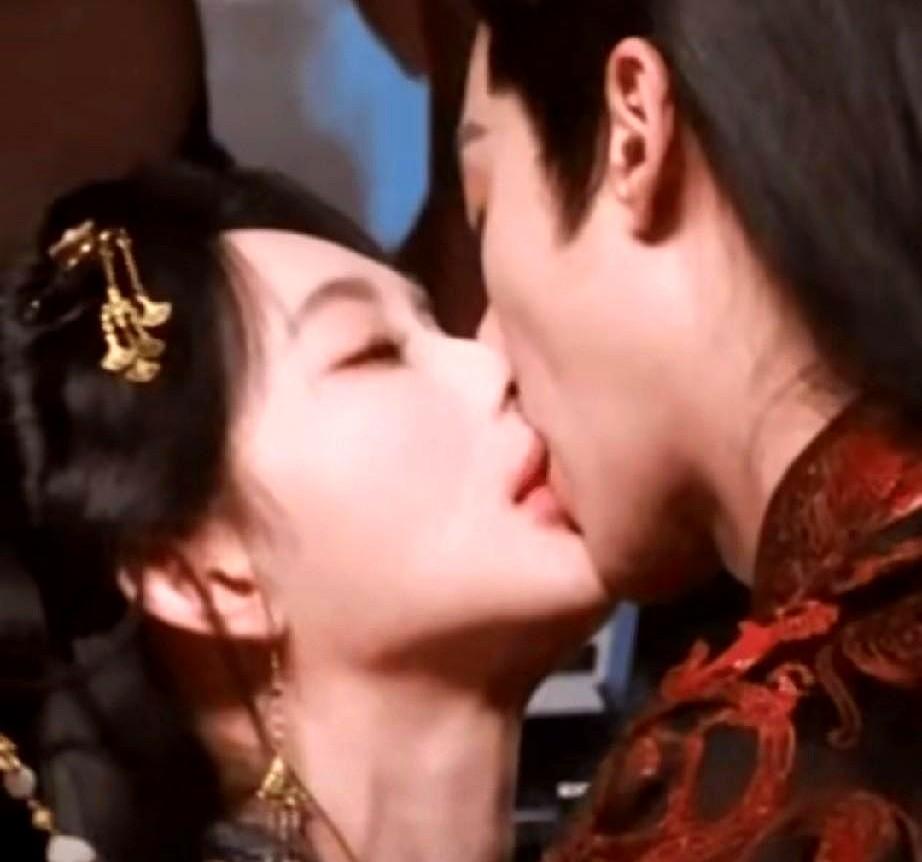 全网都在找这根“舌头”到底是谁的。孟子义和王鹤棣这段吻戏，镜头一晃，女方嘴角