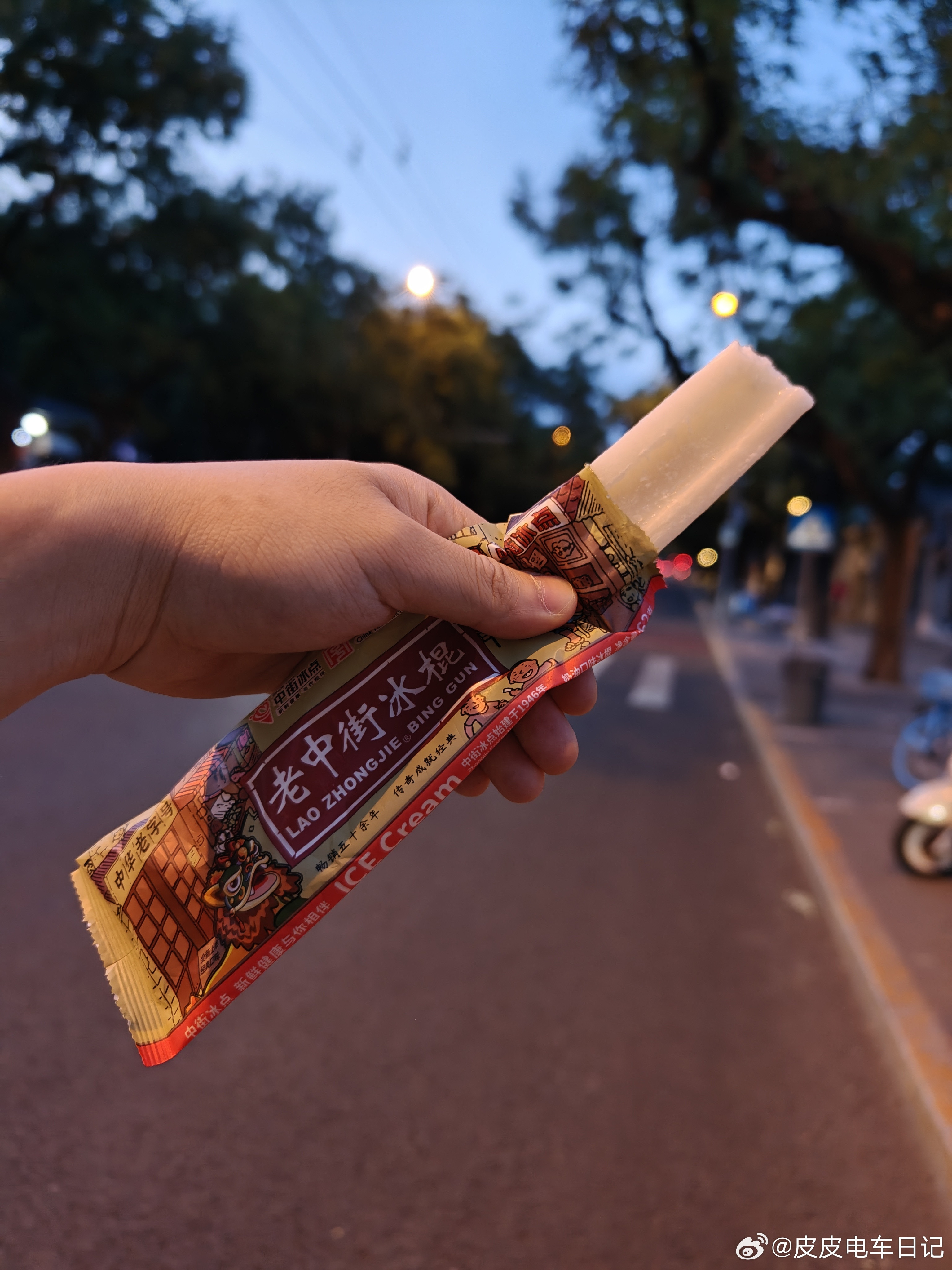 诶，你别说，你还真别说，这老北京冰棍，咋这么顶？口感上脆、爽、甜，一口惊艳的级别