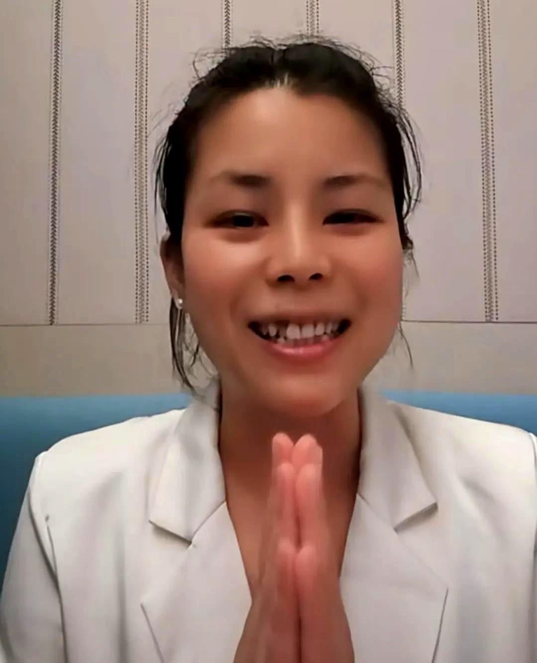 今天晚上姚家妞妞突然出来直播，直播间好3千多人！镜头里的妞妞一边试色号一边开
