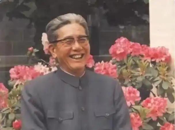 建国初乔冠华对李克农不尊敬，周恩来发脾气：真不知道几斤几两！刚建国不久，乔冠华就