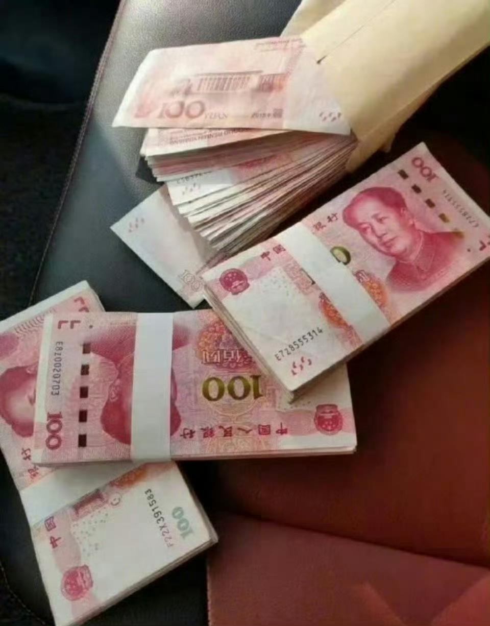现在谁还敢在家堆现金？看到这堆红票子，我才懂老一辈人的小心思。刷到这张现金