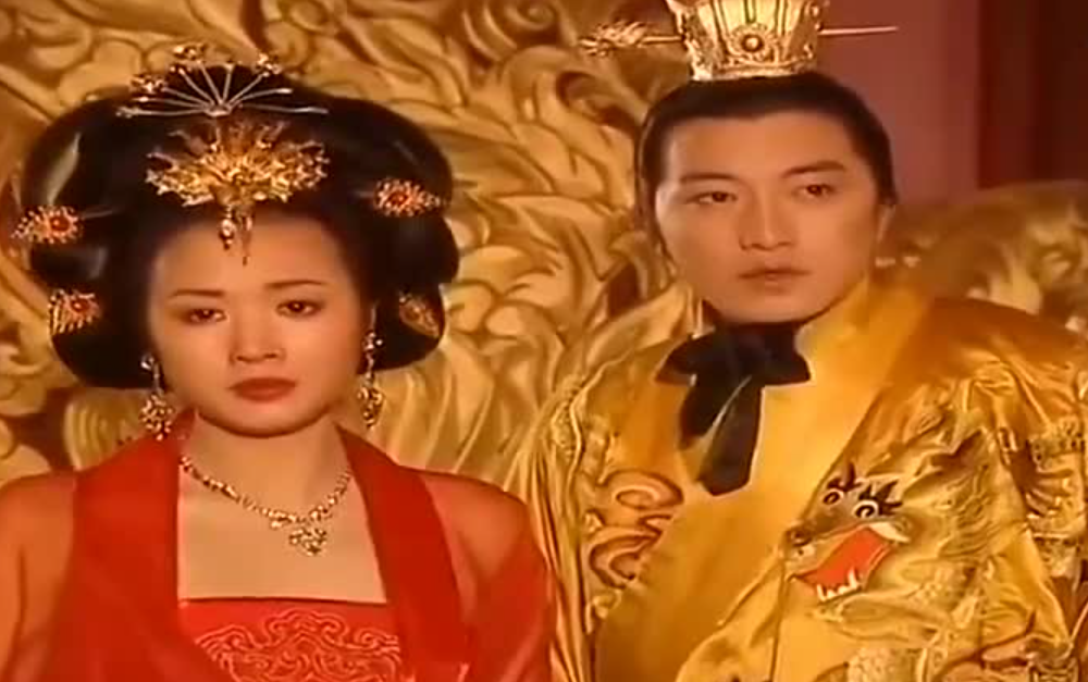 公元604年，宣华夫人正在更衣，杨广突然闯了进去，一把将她抱住，急促的说道：“夫