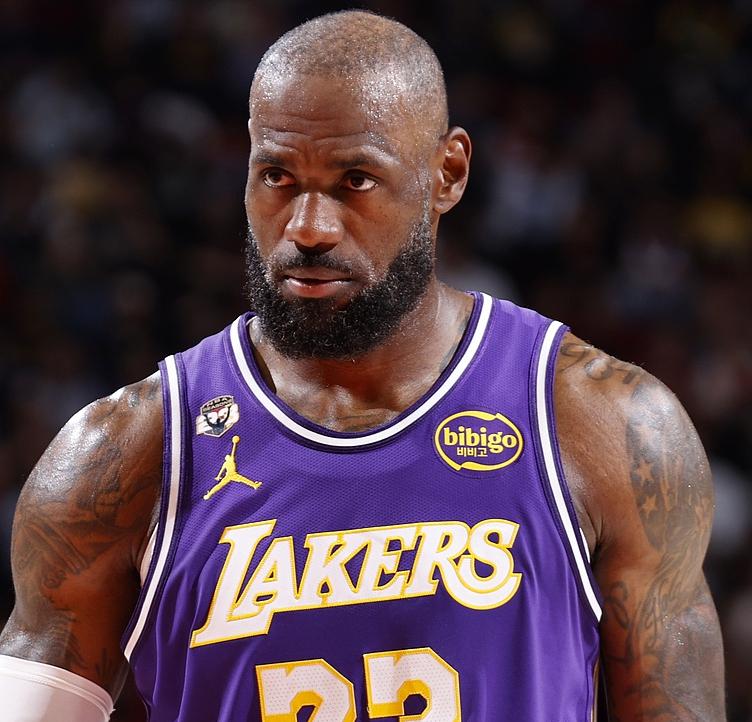 3月之前的詹姆斯：场均出手16.2次3月之后的詹姆斯：场均出手12.3次全