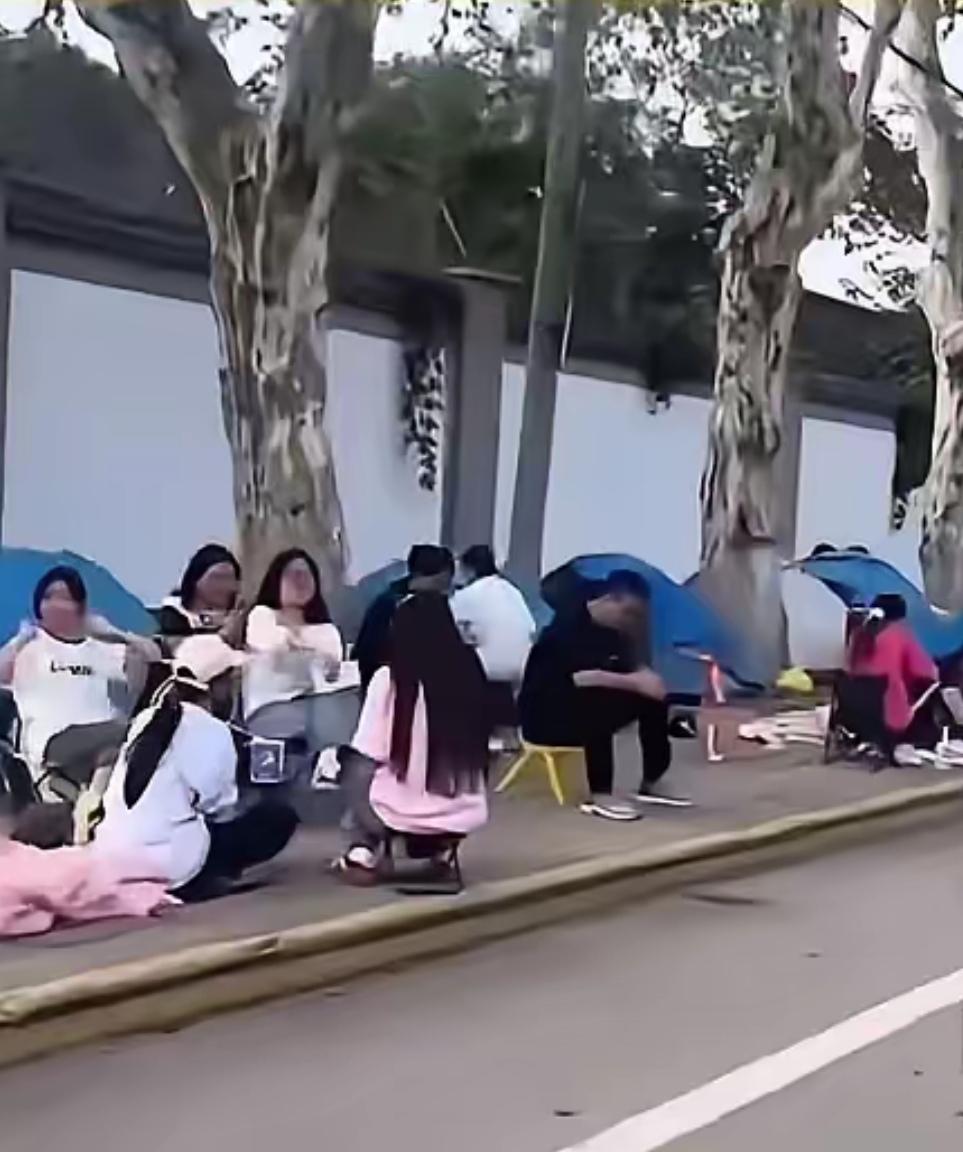据说，有许多年轻人到武汉旅游，不住酒店而去搭帐篷住马路边，是真的吗？为什么呢？出
