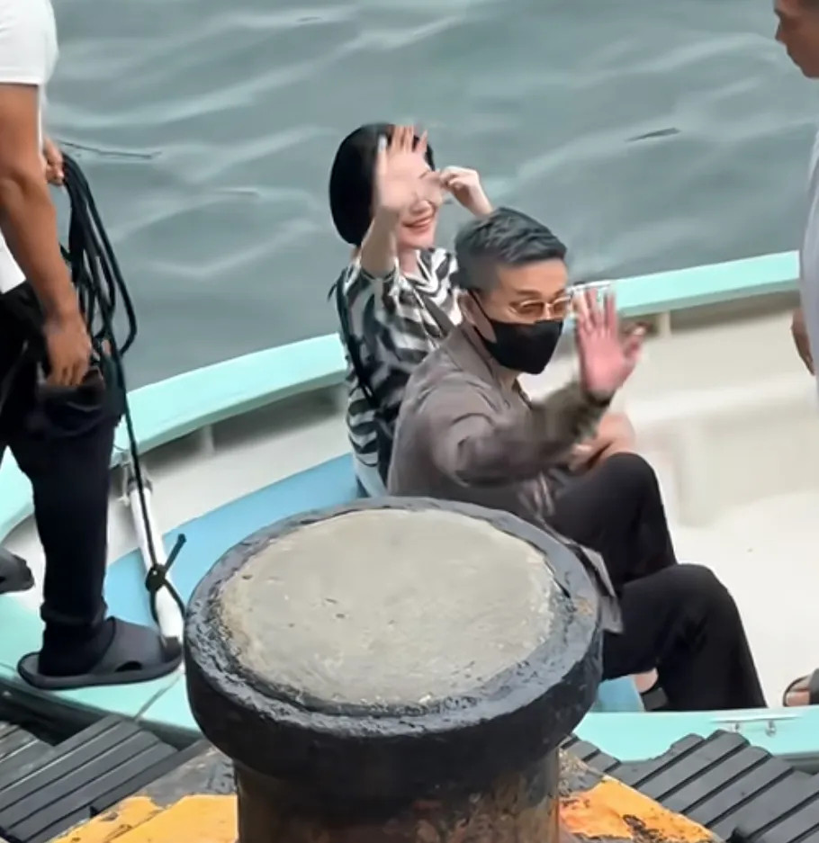 小S一家最近去香港，被很多粉丝偶遇，又有人在中环摩天轮码头偶遇了小S夫妇，他们夫
