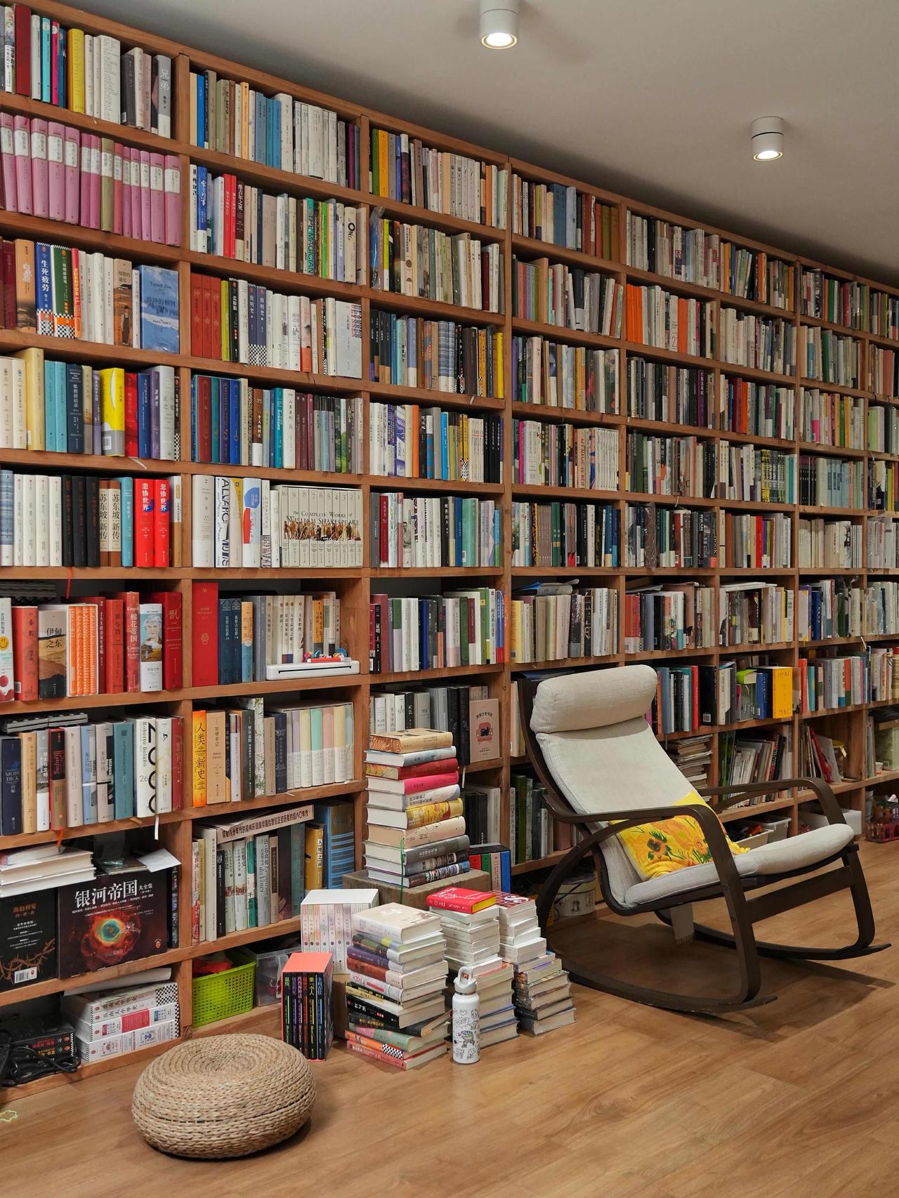 这是一套有着1000多本书的家，房主预计用1年时间读完，并且还会在随时的添置