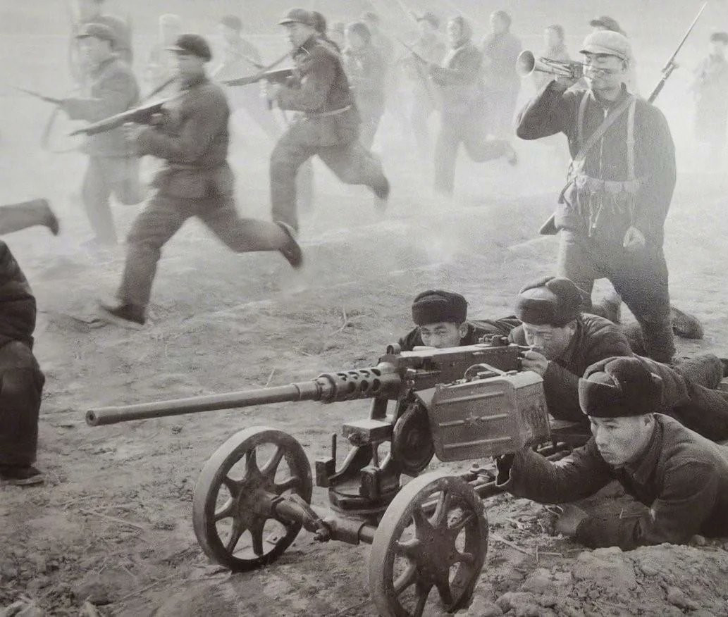 1966年的民兵训练，不少使用的都是美械，最抢眼的是1挺装在53式机枪强架上的M