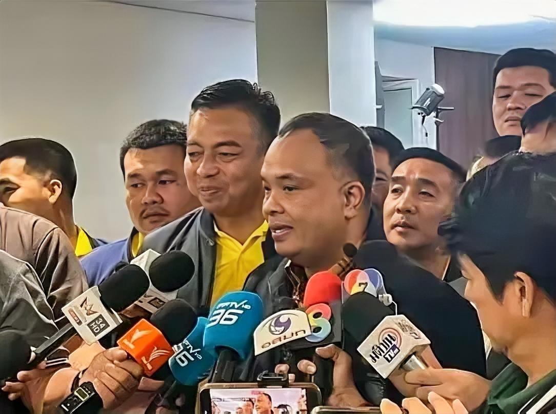 巴育这回可能笑早了。阿努廷刚坐上总理宝座，反手就把国防部长位子塞给巴育心腹纳塔蓬