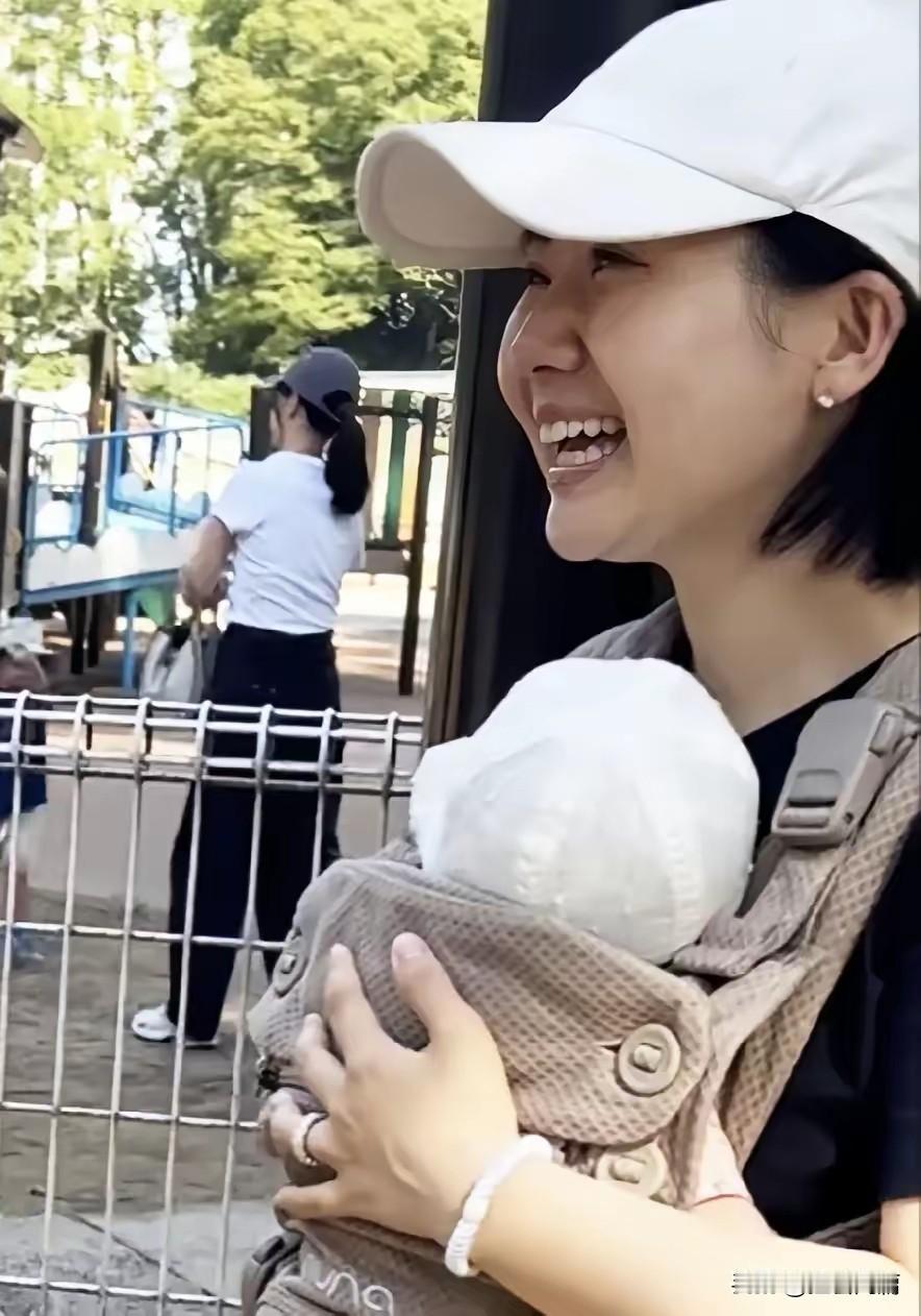 福原爱带着几个月的儿子去动物园，被网友拍到。小家伙胖嘟嘟的，但是没有露出正脸。