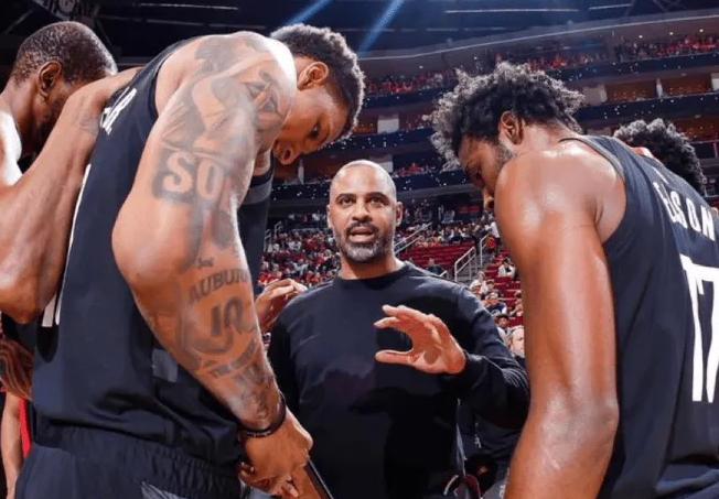 火箭记者更新了个人社媒动态，谈到了火箭未来赛程的话题。记者表示：“火箭是目前联