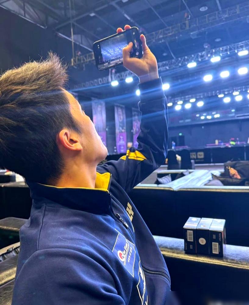 德国队输给王楚钦，不甩拍子不黑脸，转头就晒合影笑嘻嘻。你真当他们心态好？别天真了