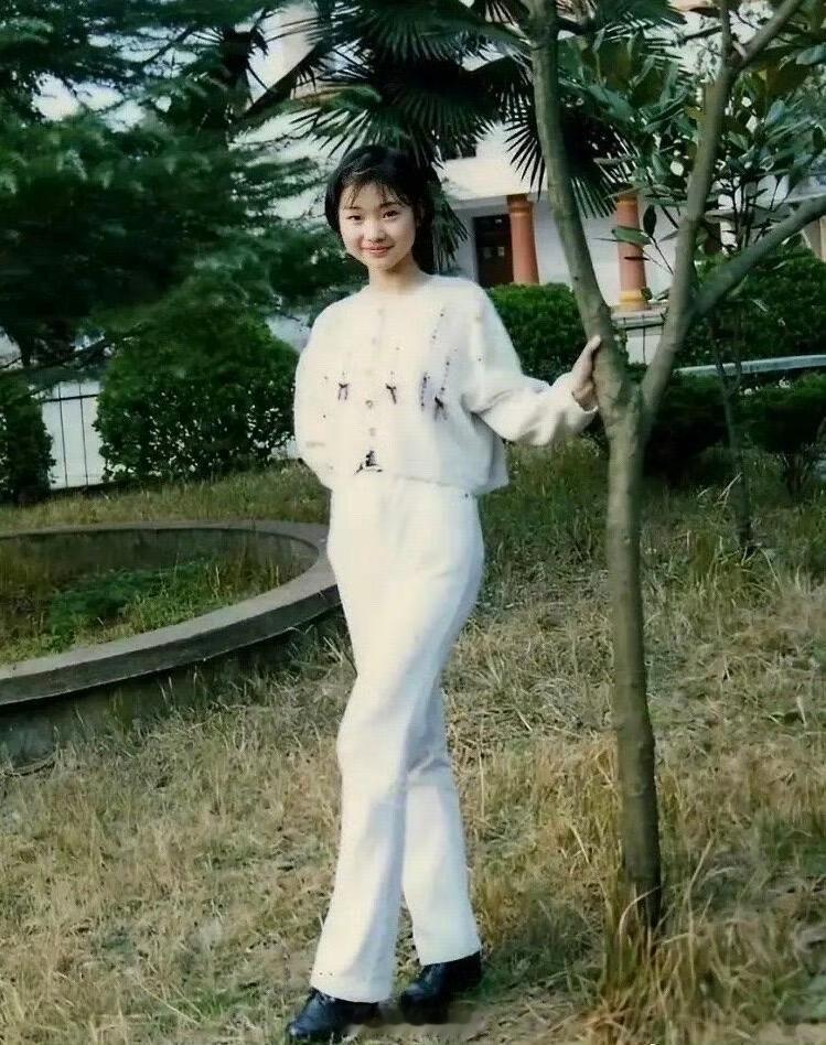 16岁时的柳岩，长得好甜美可爱啊1996年，柳岩在广州的一所中专卫校就读护理专