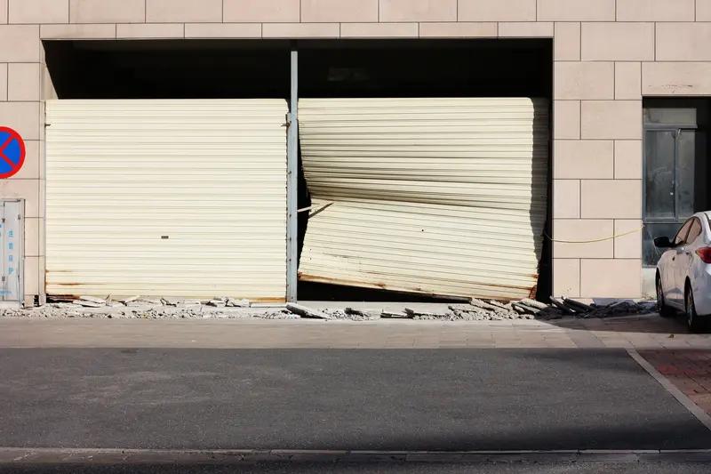 安徽淮北这事儿太离谱了！12月26日，一小区路边一排十几个店铺门头全垮塌了，原因