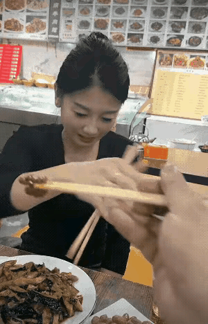 男子先喂女朋友，被拒绝后改喂女闺蜜，女闺蜜吃了，女朋友不高兴了，请问这个男的是不