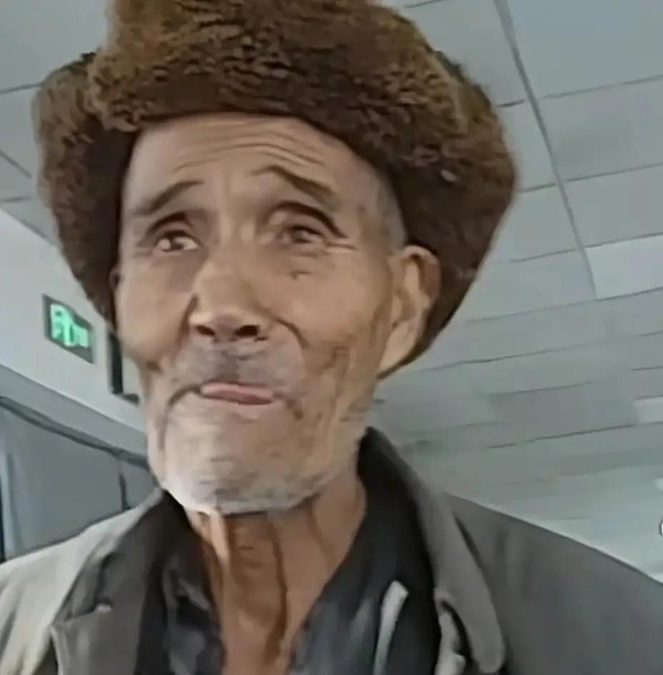 新疆89岁老人揣着一辈子积蓄独自看病，刚下火车钱就没了，急得直哭，谁料，民警了解