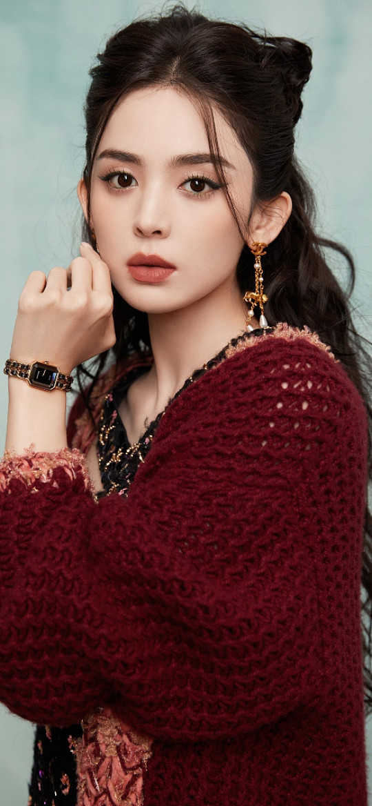 娜扎眼神戏娜扎的眼神戏真的是宝藏级表现力！她太懂用眼神传递情绪了，喜时眼底带笑，