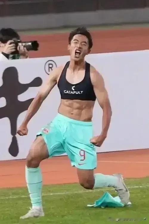 魏祥鑫在U18国青热身赛中接连破门，中国U18国青在11月已进行3场热身赛且全部