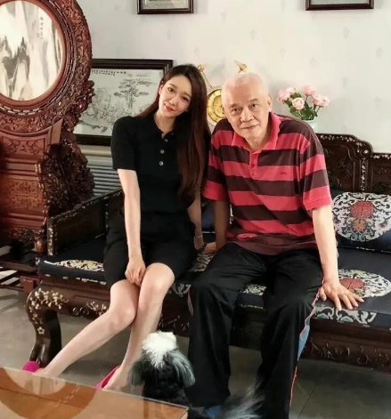 《乌龙山剿匪记》饰演钻山豹的申军谊头发都白完了，发量变得稀疏了，真是岁月不饶人啊