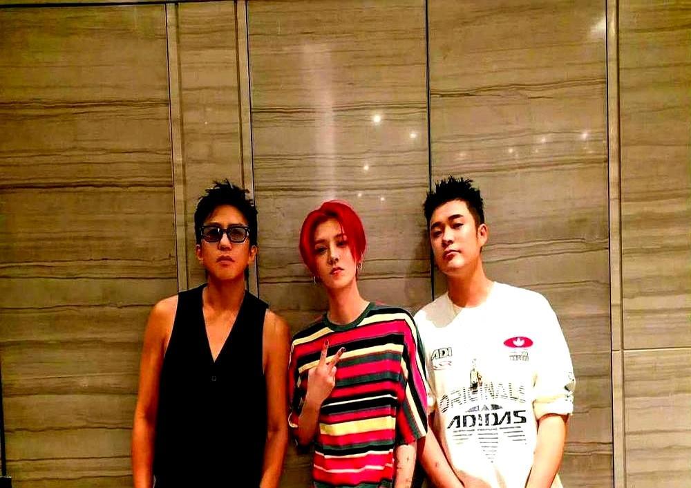 体检机显示178.5。邓超炸了：“这破机器不准！我180！”他围着机器转圈