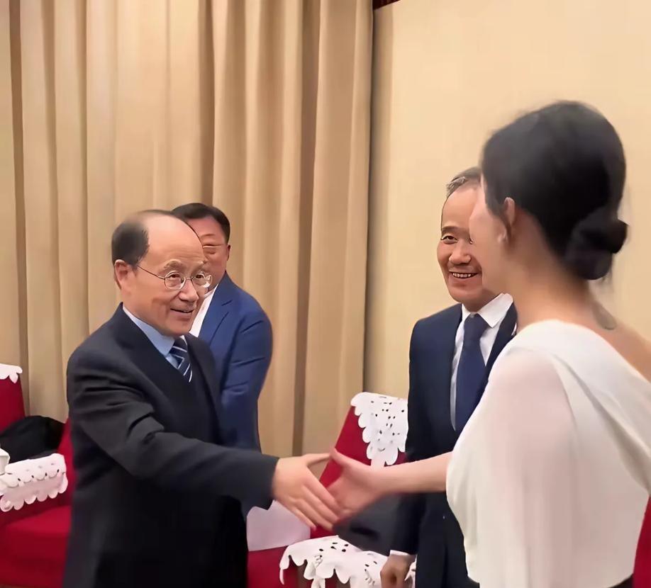 74岁王石，被小30岁娇妻手腕上的泰文纹身彻底抢了镜。这哪是纹身，分明是富豪圈