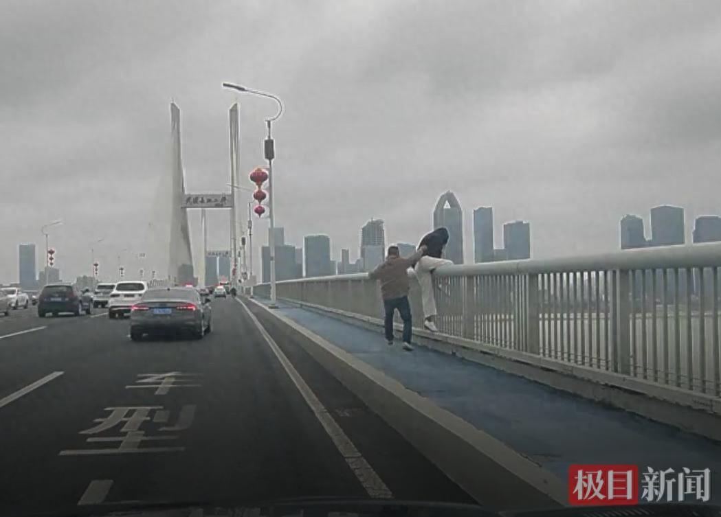 “太惊险！”湖北武汉，一名网约车司机载客途经长江二桥时，突遇一名年轻女孩翻越护栏