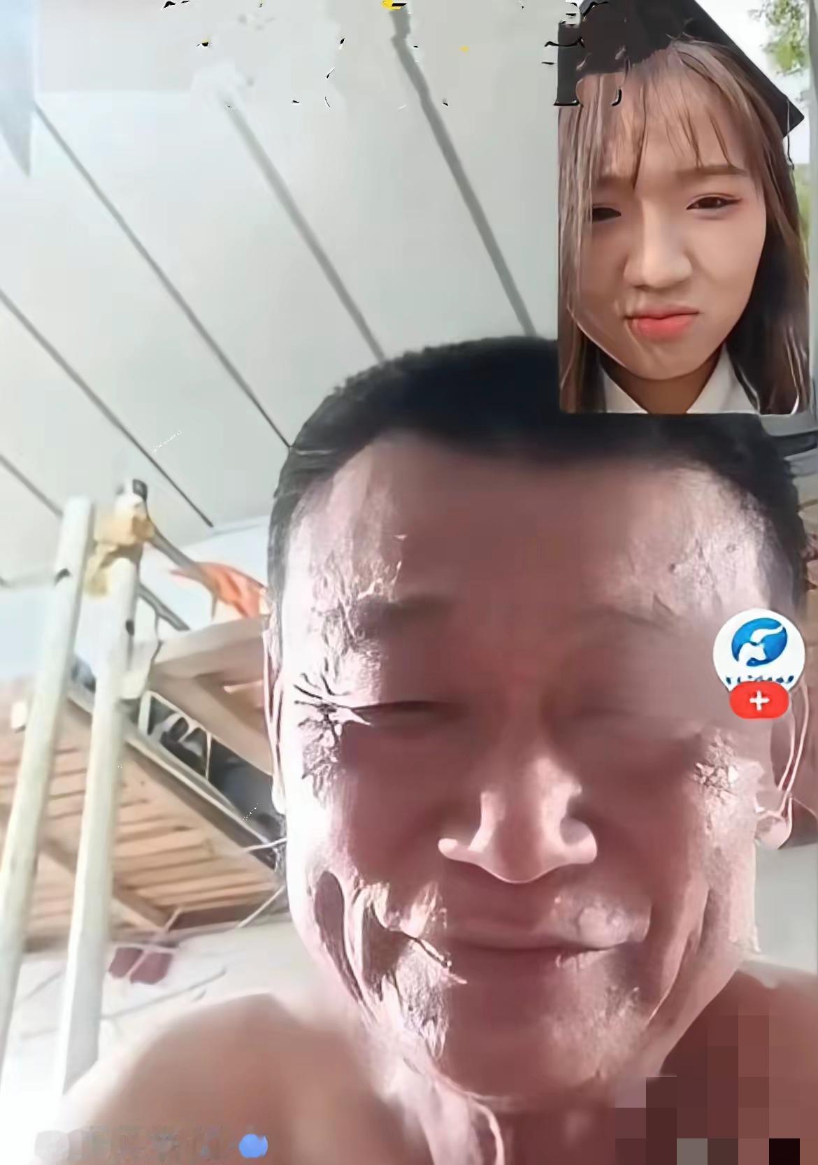 近日，辽宁沈阳一位即将大学毕业的女孩，穿着漂亮的学士服，开开心心和爸爸视频通话，