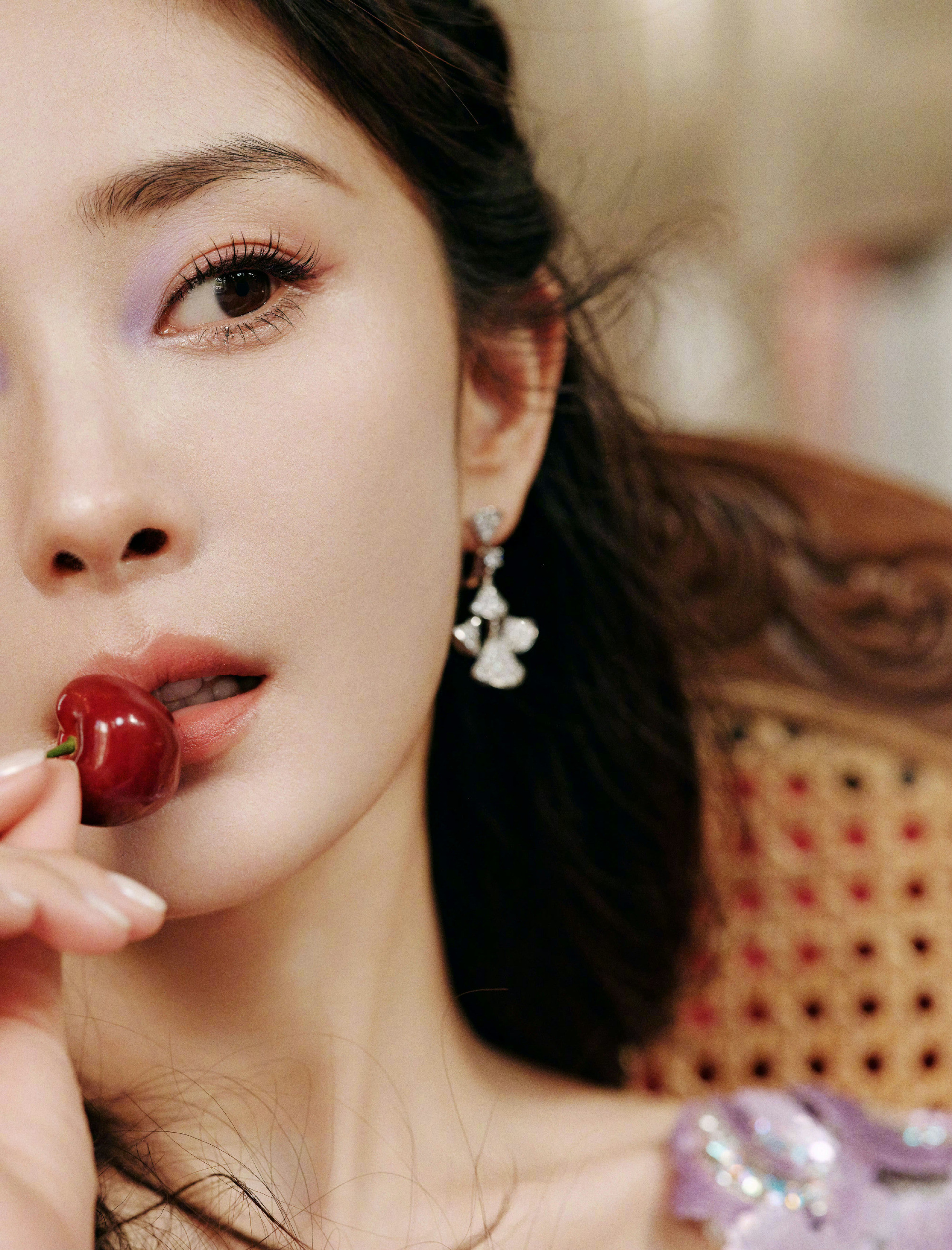 杨幂可塑性极强杨幂，紫色美人穿搭，美得像仙境里的精灵！
