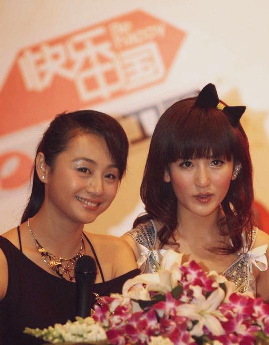 谢娜与曹颖两张稚嫩的脸庞，青春靓丽，一代人的回忆。#谢娜##曹颖#