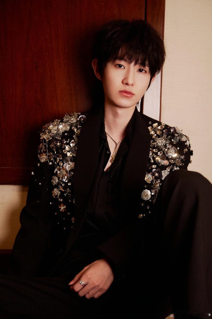 一诺穿上闪亮西装参加竞燃之夜！7冠1金2FMVP都这么帅的吗