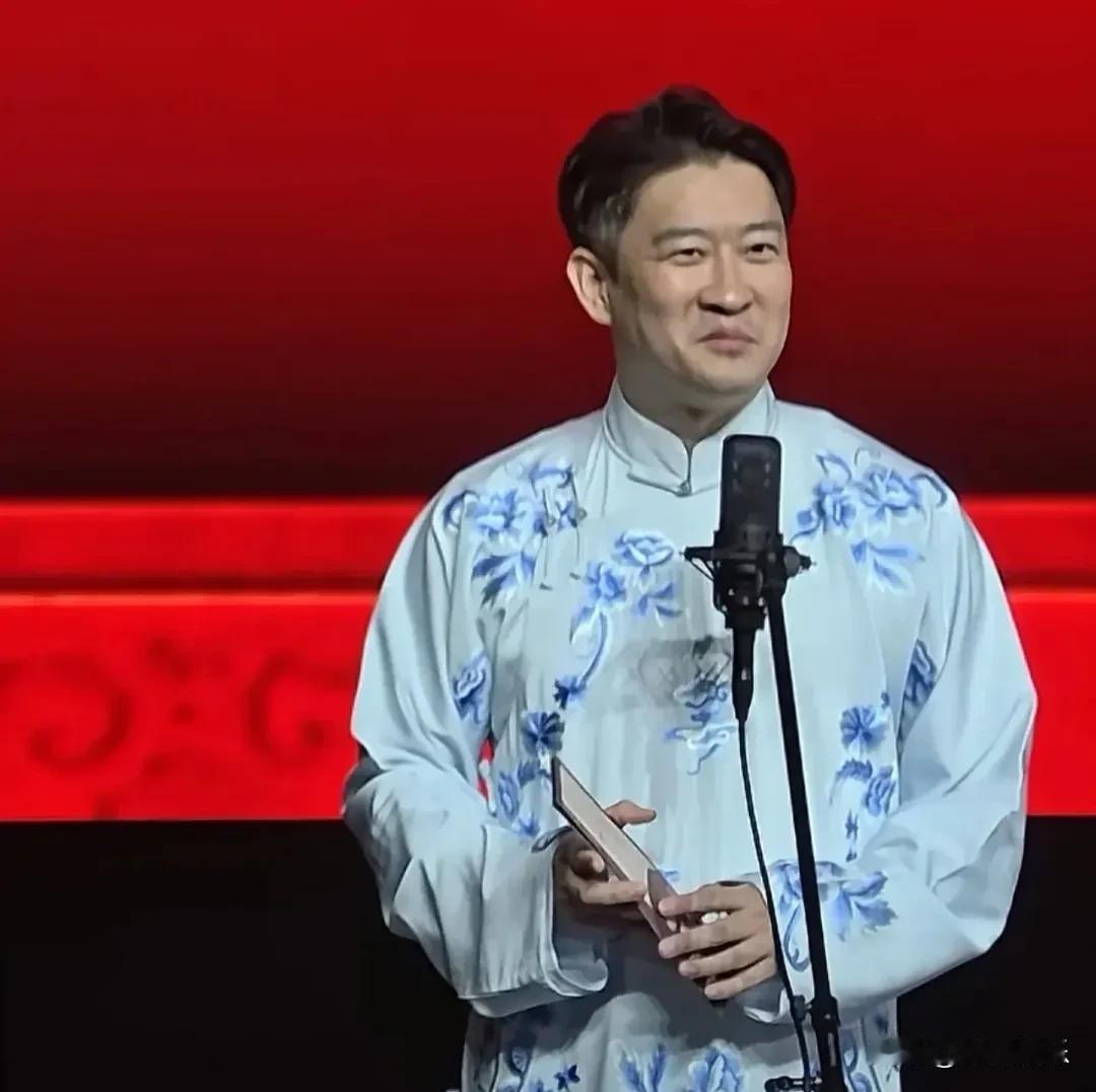 曹云金，又杀回来了！8月18号，曹云金和前师父郭德纲一起冲上热搜！一个“刚