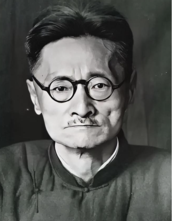 1917年，刘文典到北大教书。一天，辜鸿铭问他：“你教什么课？”“汉魏文学。”刘