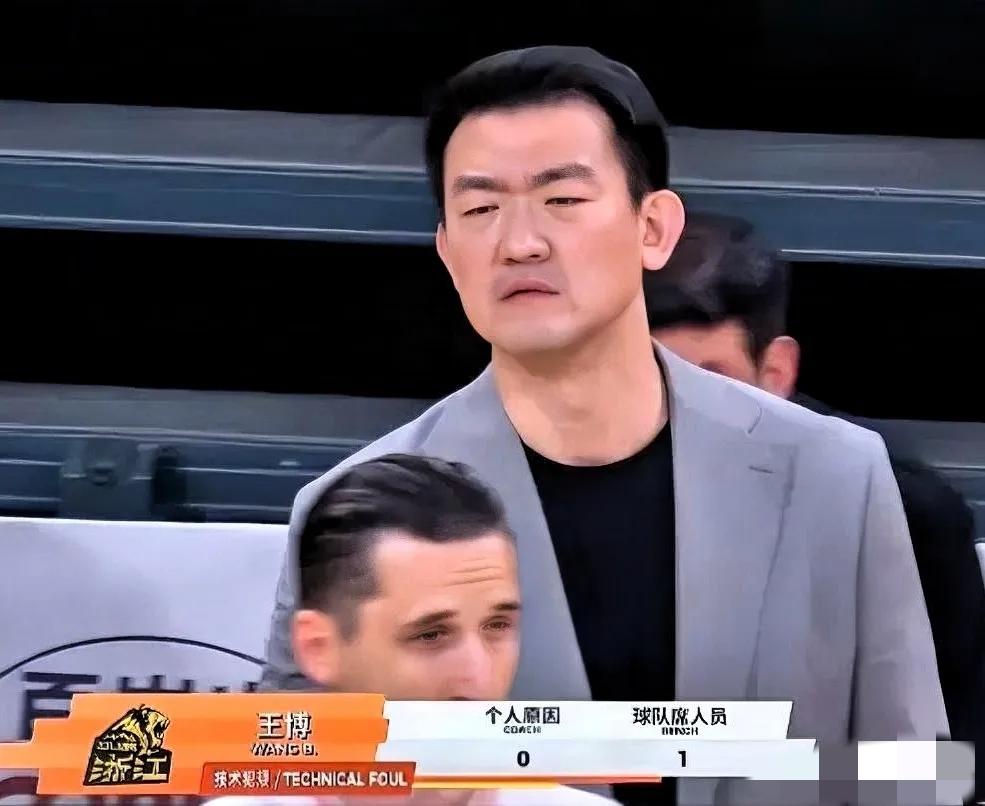 爆了！王博直接指着裁判开骂！广厦这口气真的憋炸了！就在刚刚第三节，场上火药桶