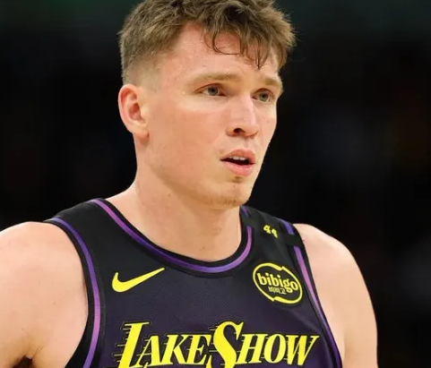 湖人正试图试图通过搭上2032年次轮签来摆脱克内克特的合同。由于市场对克内克特