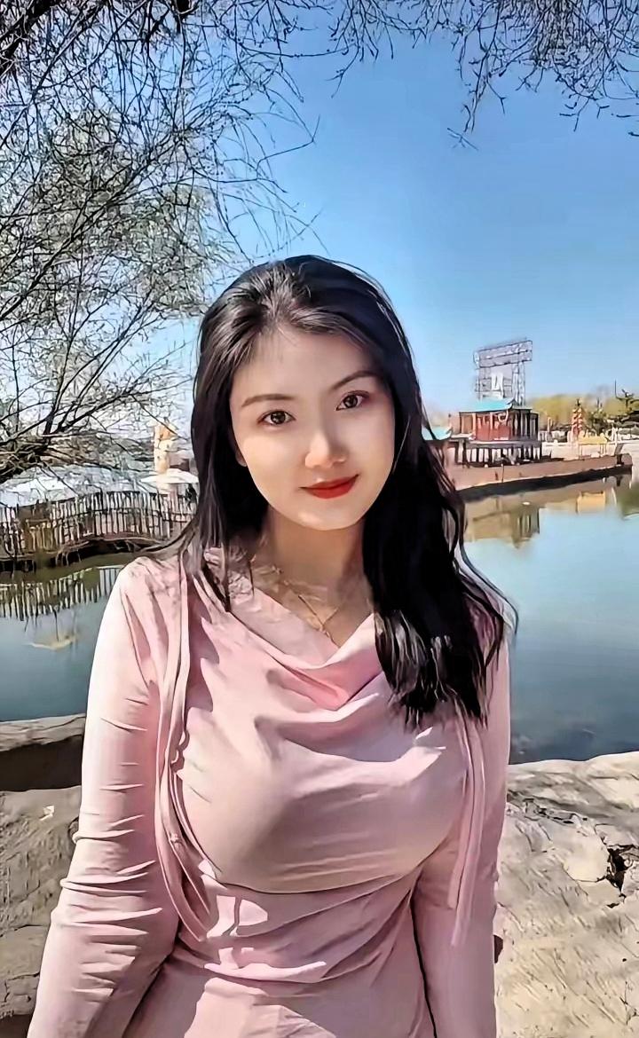 昨天，我和媳妇去给老丈人拜年，却被老丈人批评了一顿。我和媳妇敲响老丈人家门，老丈