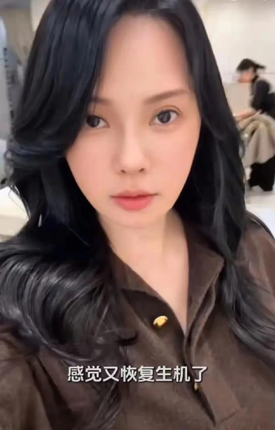 57岁的伊能静又美出圈啦！刚从韩国美容归来，状态好到爆。她大方晒出体重，104斤