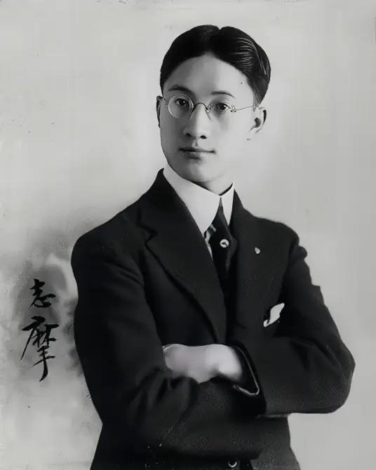 1928年某个深夜，徐志摩推开家门，发现翁瑞午还没走。他老婆陆小曼和这个男人，正