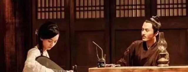 1402年，37岁的兵部尚书铁铉，被放进滚烫的油锅烹炸，同时，其妻杨氏也被送进教