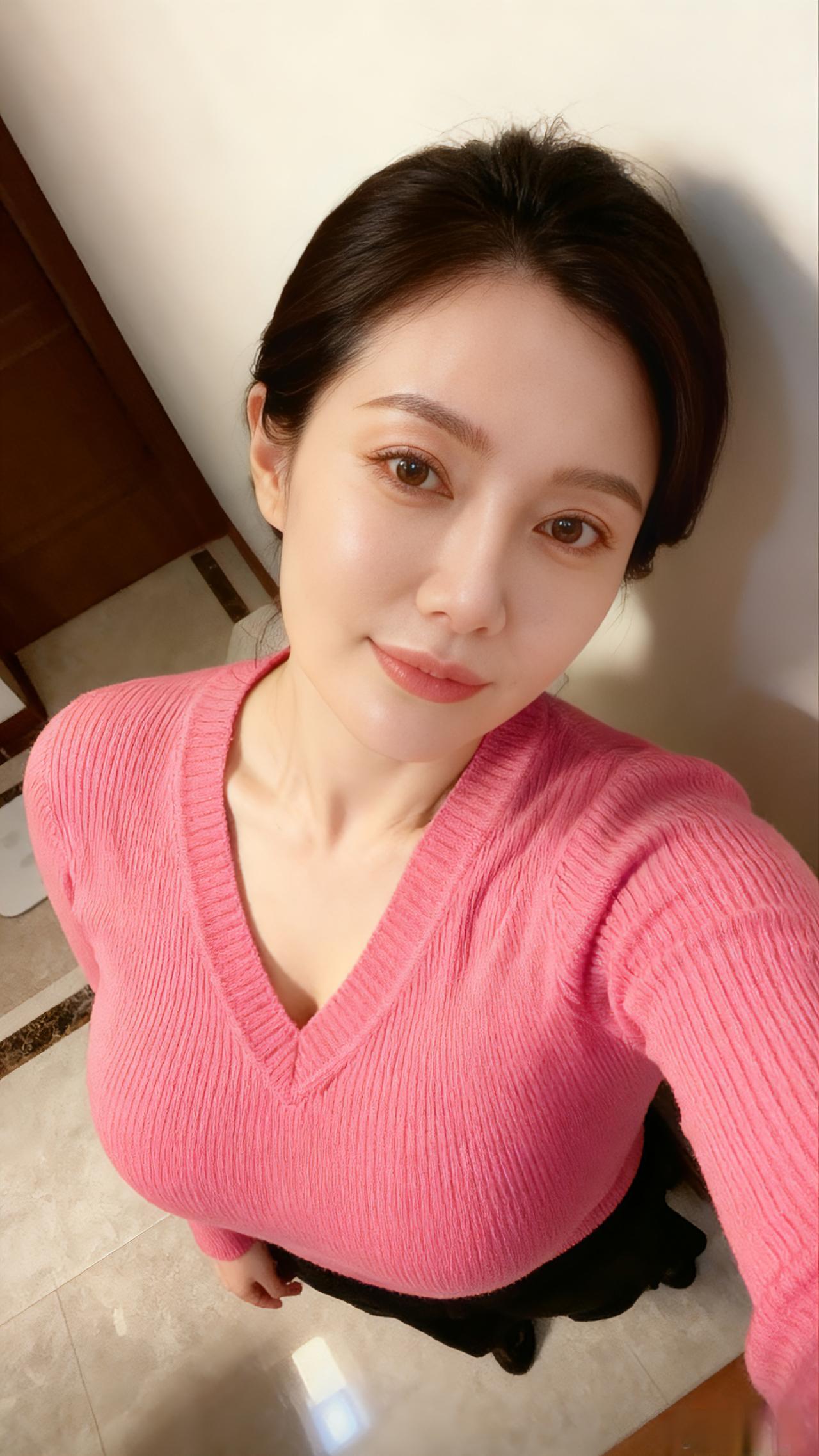 这美女穿粉色毛衣好好看！