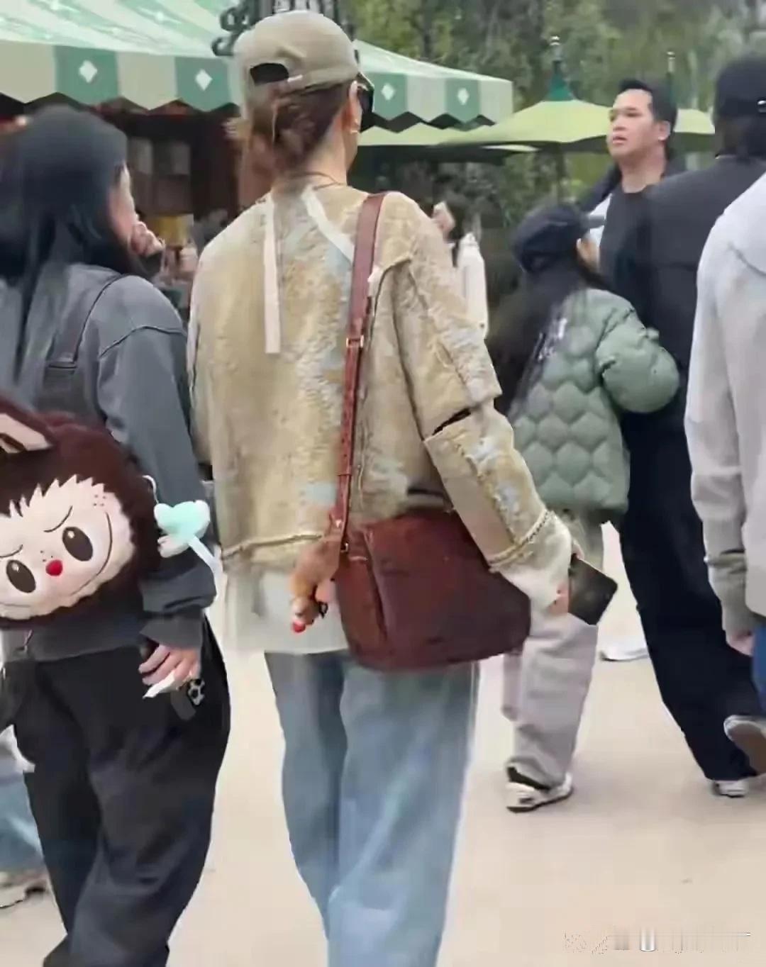 戚薇女儿lucky真是个神奇的存在！小时候活脱脱一个迷你版戚薇，近日和父母出