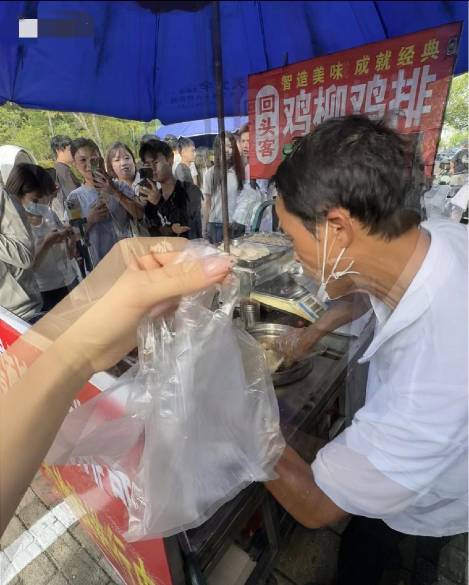 经典台词“打开你的塑料袋”朋友为了吃鸡排哥，坐了趟飞机去景德镇!结果差强人